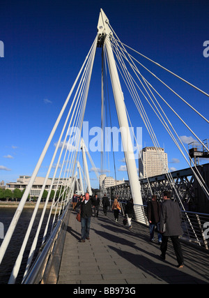 Der Golden Jubilee Bridge Fußgängerzone. Hungerford Bridge, London, England, UK. Stockfoto