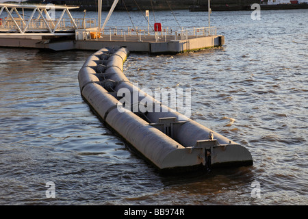 Schützende Boom um das London Eye Pier. Fluß Themse, London, England, UK. Stockfoto