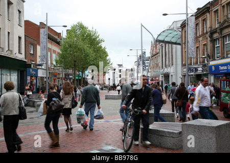 Broad Street ist die wichtigste Einkaufsstraße Reading Stockfoto