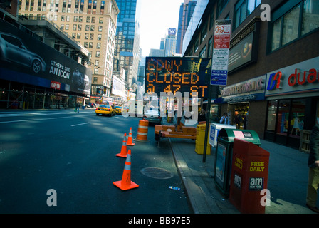 Schilder am Broadway Warnung Autofahrer über die bevorstehende Änderung Traffic-Muster auf dem Times Square in New York Stockfoto