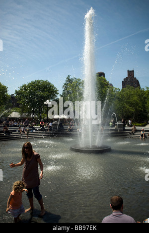 New Yorker genießen die neu renovierten Brunnen im Washington Square Park in Greenwich Village Stockfoto