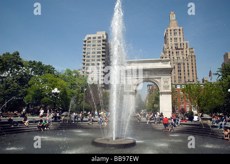 New Yorker genießen die neu renovierten Brunnen im Washington Square Park in Greenwich Village Stockfoto