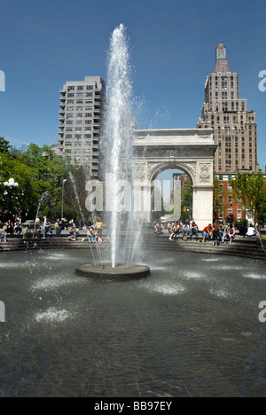 New Yorker genießen die neu renovierten Brunnen im Washington Square Park in Greenwich Village Stockfoto