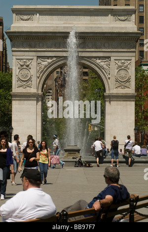 New Yorker genießen die neu renovierten Brunnen im Washington Square Park in Greenwich Village Stockfoto