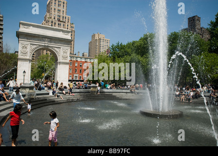 New Yorker genießen die neu renovierten Brunnen im Washington Square Park in Greenwich Village Stockfoto