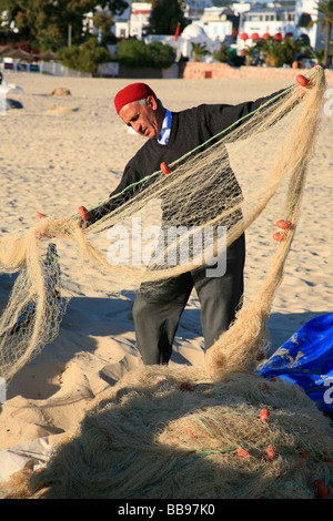 Lokale Fischer Überprüfung seiner Fischernetze in Hammamet, Tunesien Stockfoto