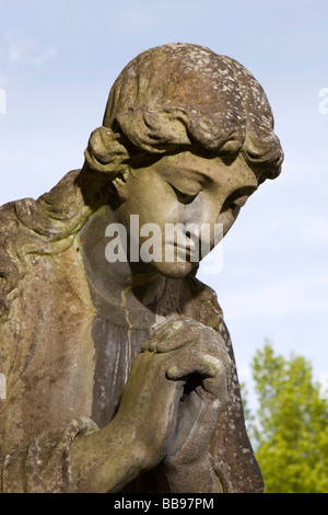 England Berkshire Cookham heilige Dreiheit Pfarrkirche Friedhof Engel Denkmal lokalen Maler Sir Stanley Spencer Stockfoto