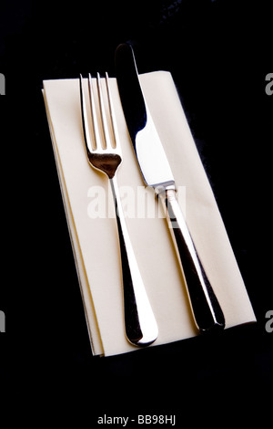 Silber plattiert Messer und Gabel auf einem cremefarbenen Papierserviette Tabelle Stockfoto