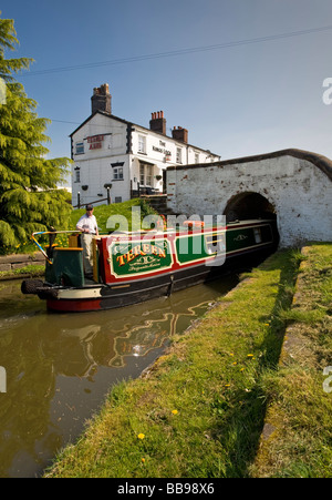 Narrowboat Eingabe Könige Lock, Shropshire Union Canal, Middlewich, Cheshire, England, UK Stockfoto