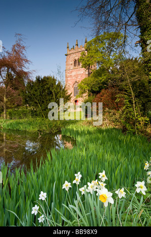 Pfarrkirche St Bertoline im Frühjahr, Barthomley, in der Nähe von Nantwich, Cheshire, England, UK Stockfoto