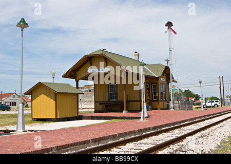 Kleine Stadt railroad passenger train station mit Titel, semaphore Signal, mail Catcher mail Kran, Passagier Plattform und Nebengebäude Stockfoto