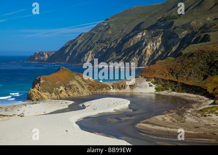 Big Sur, Monterey County, CA: Little Sur Creek fließt am Strand nahe Point Sur Stockfoto