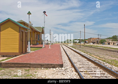 Kleine Stadt Railroad Depot Passagier Plattform mit Titel, semaphore Signal, mail Kran Catcher und Nebengebäude Stockfoto