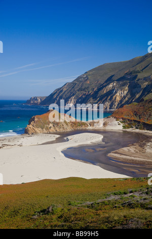 Big Sur, Monterey County, CA: Little Sur Creek fließt am Strand nahe Point Sur Stockfoto