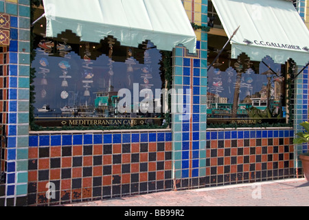 Reflexion der Hafen im Mittelmeer Cafe Windows in der Stadt von Avalon auf Catalina Island, Kalifornien USA Stockfoto