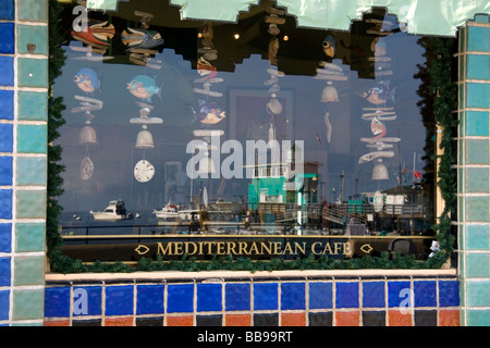 Reflexion der Hafen im Mittelmeer Cafe-Fenster in der Stadt von Avalon auf Catalina Island, Kalifornien USA Stockfoto