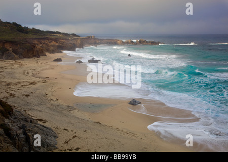 Garrapata State Park CA Licht morgen durchbrechen Wolkendecke auf Strand und brechenden Wellen Stockfoto