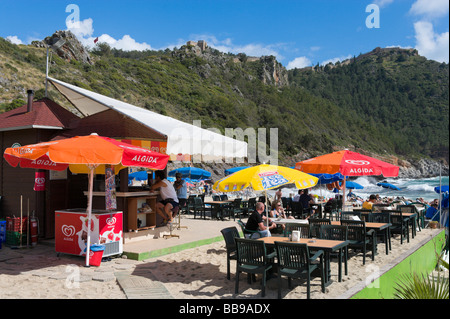 Beach Bar am Kleopatra-Strand mit Blick auf die Burg, Alanya, Mittelmeerküste, Türkei Stockfoto