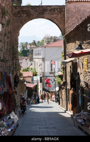 Typische Straße und Geschäfte in Antalya Kaleici (Altstadt), Riviera, Türkei Stockfoto