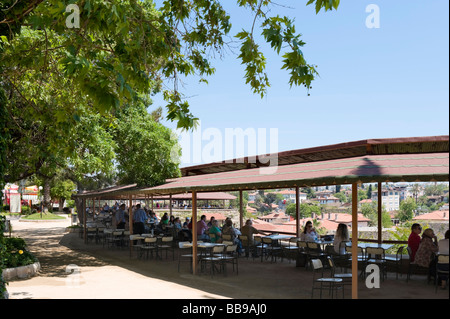 Cafés mit Blick auf den Hafen in Kaleici (Altstadt), Antalya, Mittelmeerküste, Türkei Stockfoto