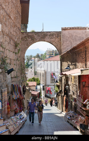 Typische Straße und Geschäfte in Kaleici (Altstadt), Antalya, Mittelmeerküste, Türkei Stockfoto