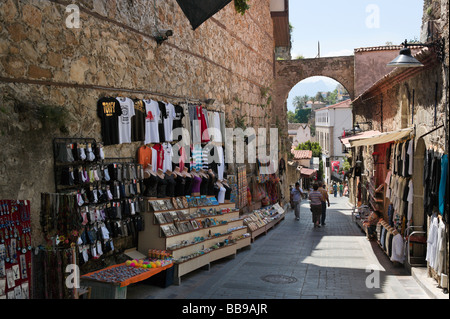 Typische Straße und Geschäfte in Kaleici (Altstadt), Antalya, Mittelmeerküste, Türkei Stockfoto