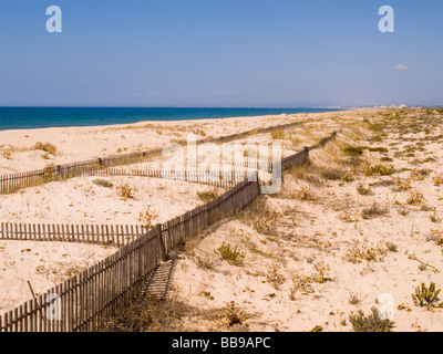 Faro-Strand in der Nähe von Faro Airport nach Nord Westen entlang der Küste der Algarve in Portugal Stockfoto