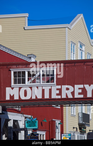 Monterey CA historische Gebäude und signierte Skybridges spanning Cannery Row Stockfoto