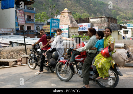 Familien auf dem Motorrad Stockfoto