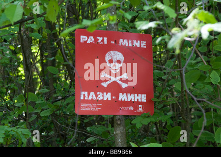 Minenfeld Warnschild in einem bewaldeten Gebiet in der Nähe von Sarajevo, Hauptstadt von Bosnien und Herzegowina Stockfoto