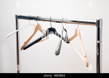 Kleiderbügel auf einer Schiene Stockfoto