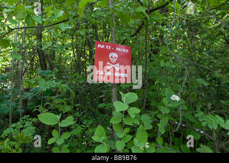 Minenfeld Warnschild in einem bewaldeten Gebiet in der Nähe von Sarajevo, Hauptstadt von Bosnien und Herzegowina Stockfoto