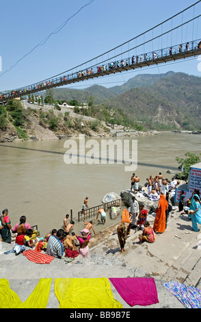 Baden im Fluss Gangas Anhänger. Lakhsman Jhula. Rishikesh. Uttarakhand. Indien Stockfoto