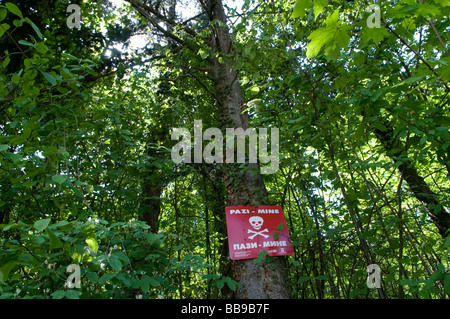 Minenfeld Warnschild in einem bewaldeten Gebiet in der Nähe von Sarajevo, Hauptstadt von Bosnien und Herzegowina Stockfoto