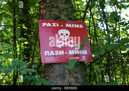 Minenfeld Warnschild in einem bewaldeten Gebiet in der Nähe von Sarajevo, Hauptstadt von Bosnien und Herzegowina Stockfoto