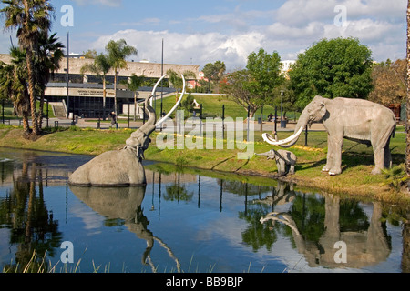 Modelle von Mammuts in La Brea Tar Pits in Hancock Park Los Angeles Kalifornien USA Stockfoto