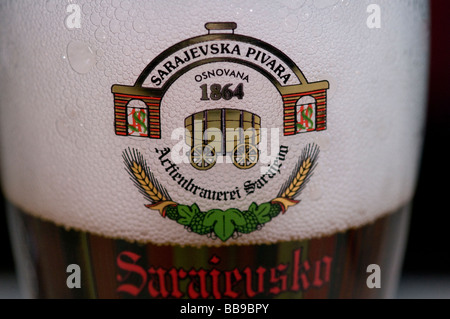 Glas von Sarajevska Pivara Bier eine bosnische Brewing Company in Sarajevo, Hauptstadt von Bosnien und Herzegowina auf der Grundlage Stockfoto