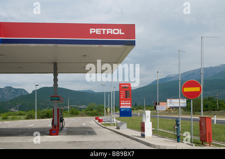 Eine Tankstelle im Besitz von Benzin BH Oil Company d.o.o. Sarajevo in Bosnien und Herzegowina Stockfoto