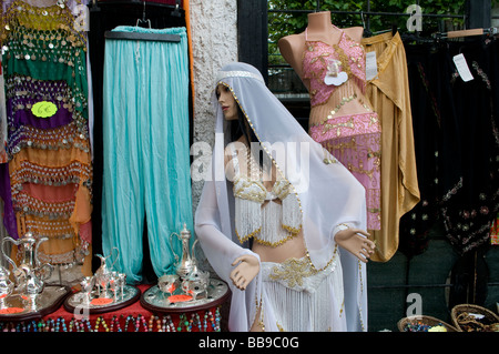 Bosniakische Souvenirs zum Verkauf auf dem Markt in der alten Stadt von Mostar in Bosnien-Herzegowina Stockfoto