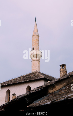 Blick auf das Minarett von nezir - Aga Moschee in der Altstadt von Mostar in Bosnien und Herzegowina Stockfoto