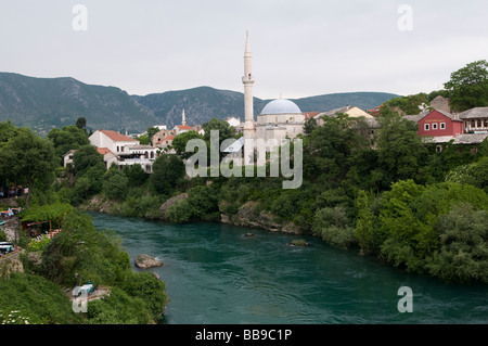 Anzeigen von nezir - Aga Moschee und Neretva Flusses in der Altstadt von Mostar und Fluss Neretva in Bosnien und Herzegowina Stockfoto