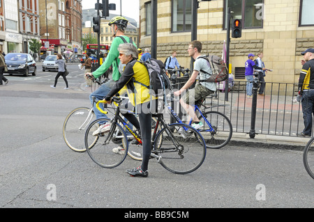 Radfahrer am Lichter Angel Islington London England UK Stockfoto