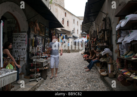 Eine touristische entlang Souvenirläden an der Old City Market in Mostar, einer Stadt im Süden von Bosnien und Herzegowina Stockfoto