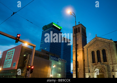 Blick auf die Römisch-katholische St. Joseph's Church und einem modernen verglasten Gebäude in Sarajevo, Hauptstadt von Bosnien und Herzegowina Stockfoto