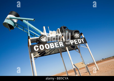 Ein Gebläse LKW empfängt die Besucher in die Outback-Stadt Coober Pedy, Südaustralien, Australien Stockfoto