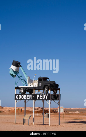 Ein Gebläse LKW empfängt die Besucher in die Outback-Stadt Coober Pedy, Südaustralien, Australien Stockfoto