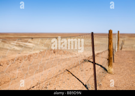 Der Hundezaun die längste kontinuierliche Zaun der Welt.  Coober Pedy, Südaustralien, Australien Stockfoto