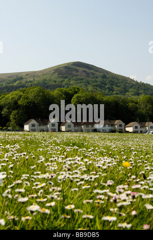 Garth Mountain in der Nähe von Cardiff, mit dem Dorf von Taff gut an seiner Basis in Frühling, Wales, Großbritannien Stockfoto