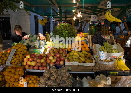 Straßenhändler verkaufen Obst am Marktstand in Straßen von Omis dalmatinischen Küste Kroatien Dalmatien Stockfoto