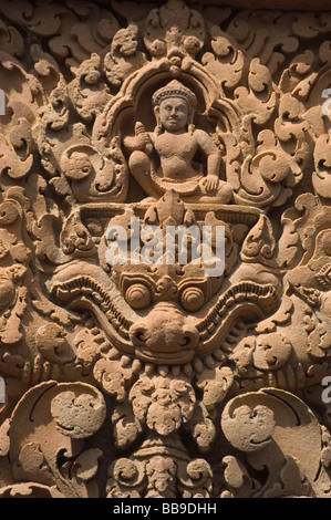 Detail von Banteay Srei, der Zitadelle der Frauen oder Schönheit, berühmt für komplizierte rote Sandsteinschnitzereien von mythischen Kreaturen wie Kala. Stockfoto